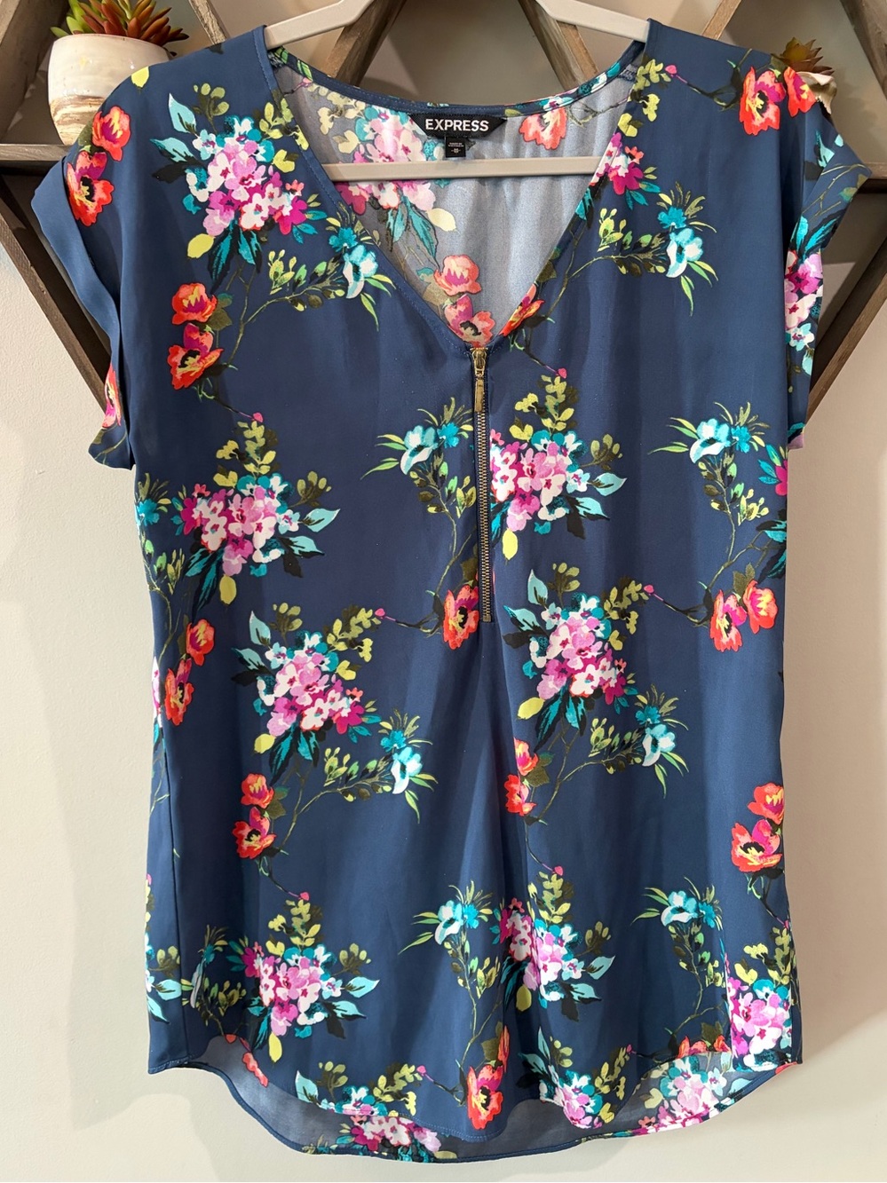 Express floral top. Size medium.